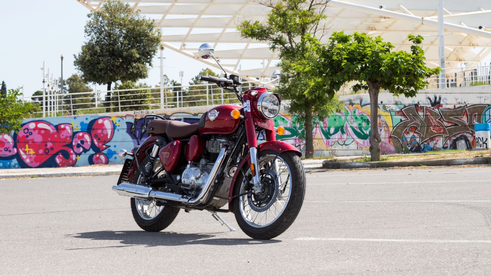 Στον τομέα των αναρτήσεων και του πλαισίου, οι λύσεις είναι τυπικές για ρετρό μοτοσυκλέτα. Το πλαίσιο είναι ατσάλινο διπλού σωλήνα, ενώ η στήριξη επαφ